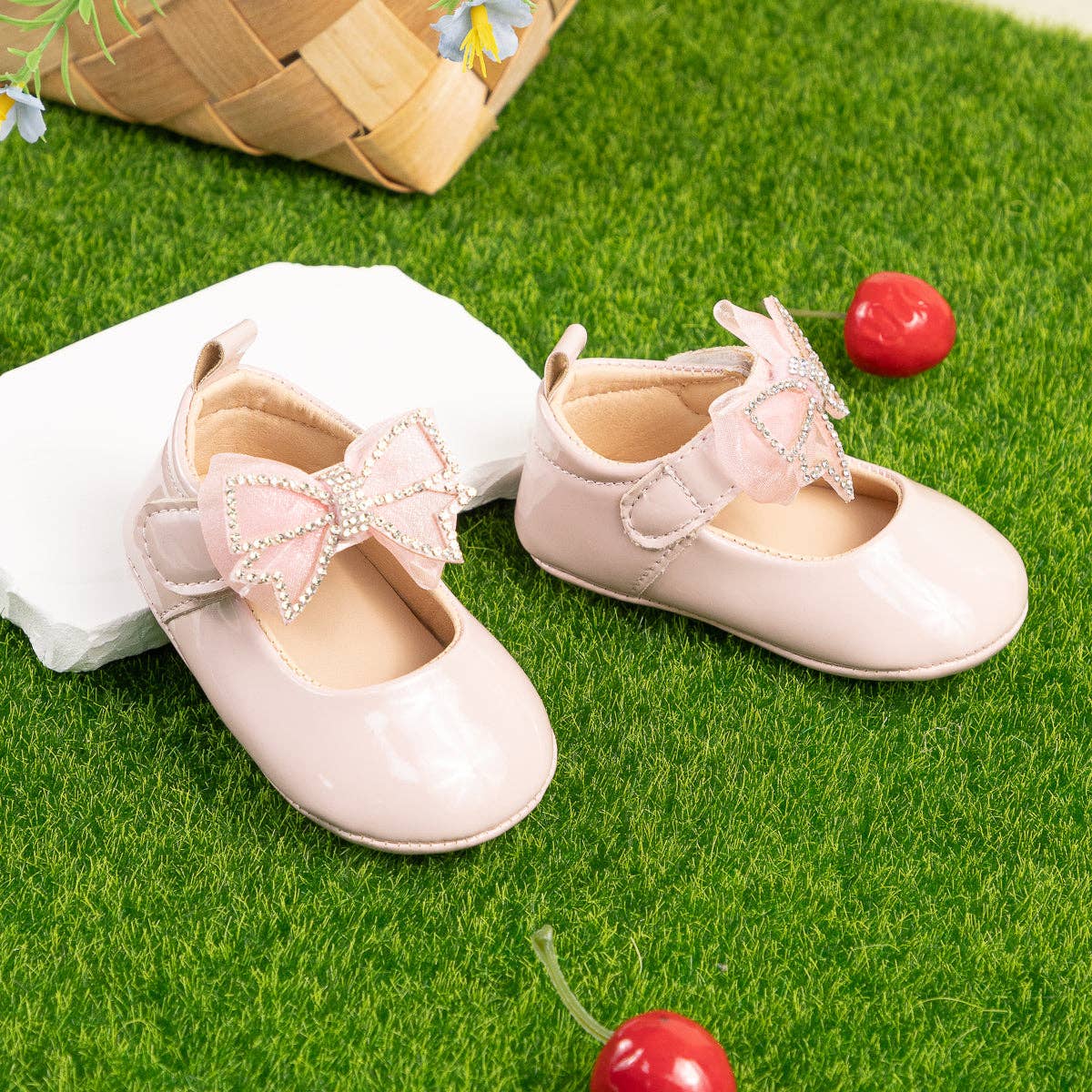Front bow with rhinestones baby shoes. (Pink) CG5366